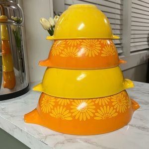 Vintage Pyrex Daisy Cinderella Mixing Bowls